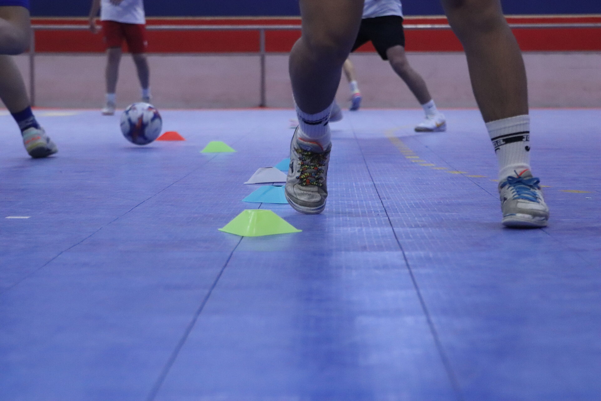 Treino de futsal com cones
