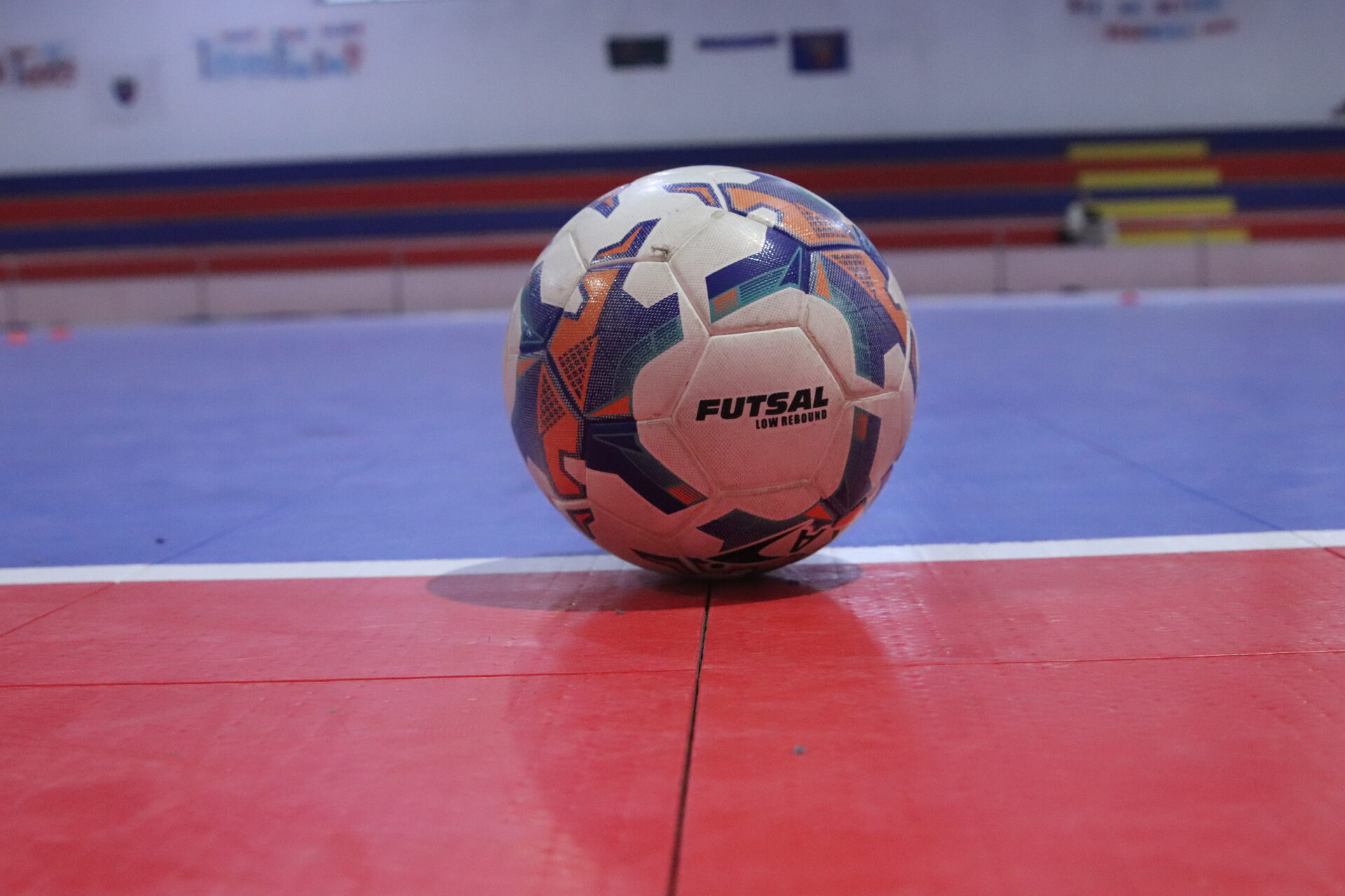 Bola de futsal no pavilhão